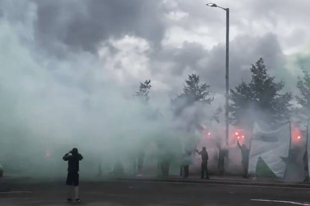 Video: Outstanding Celtic Fan Gesture Greets Team Bus at Parkhead Video: Outstanding Celtic Fan Gesture Greets Team Bus at Parkhead