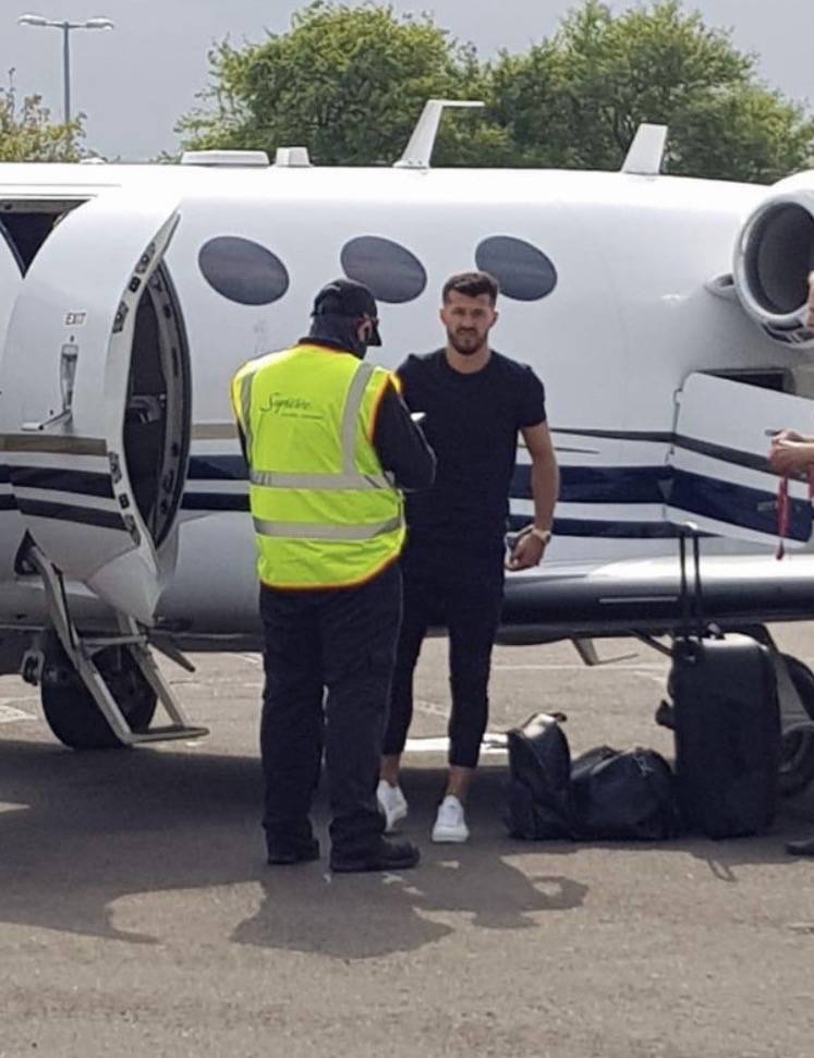 Photo: Ajeti spotted arriving in private jet as Celtic transfer nears Photo: Ajeti spotted arriving in private jet as Celtic transfer nears