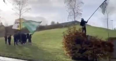 Celtic fans show support as Neil Lennon’s side given Lennoxtown welcome Celtic fans show support as Neil Lennon’s side given Lennoxtown welcome