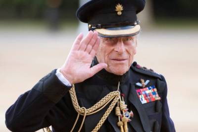 Fireworks mark minutes silence for Prince Phillip as Twitter explodes. Fireworks mark minutes silence for Prince Phillip as Twitter explodes.