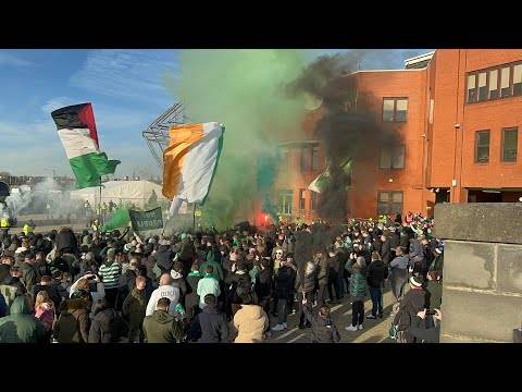 Crazy Scene!!! Celtic Team Bus Arriving Before the Celtic V Motherwell Game (Green Bridge / Bhoys )