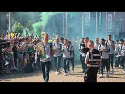 Joe Hart Carries League Trophy in to Celtic Park