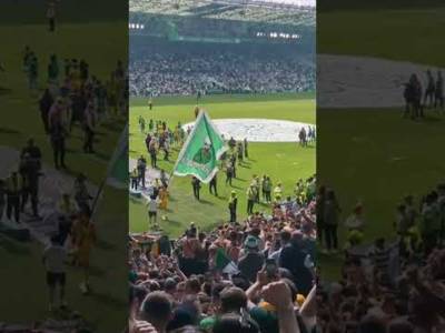 Joe Hart waves Green Brigade ultras flag #joehart #greenbrigade #celtic #celticfans #trophyday