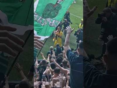 Joe Hart on Green Brigade megaphone Don’t Worry Be Happy #celtic #celticfc #joehart #greenbrigade