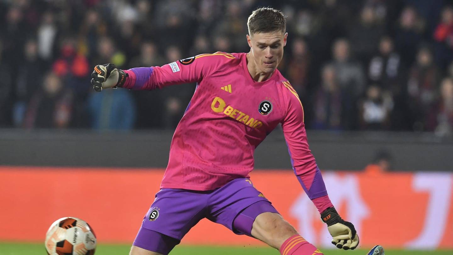 Celtic locked in talks to sign 26-year-old goalkeeper