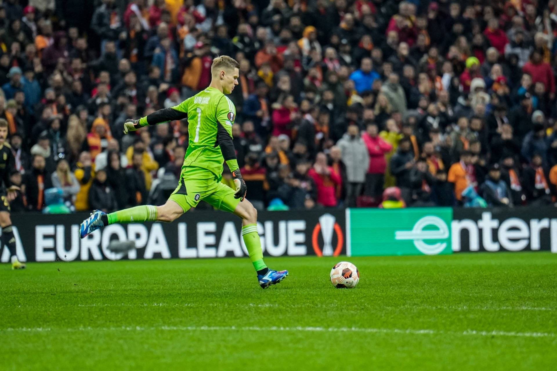 Celtic negotiate for top target to replace Joe Hart, sizable fee needed after stellar season