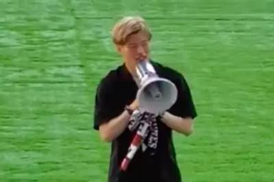 Kyogo grabs the mic as Celtic star cools transfer talk