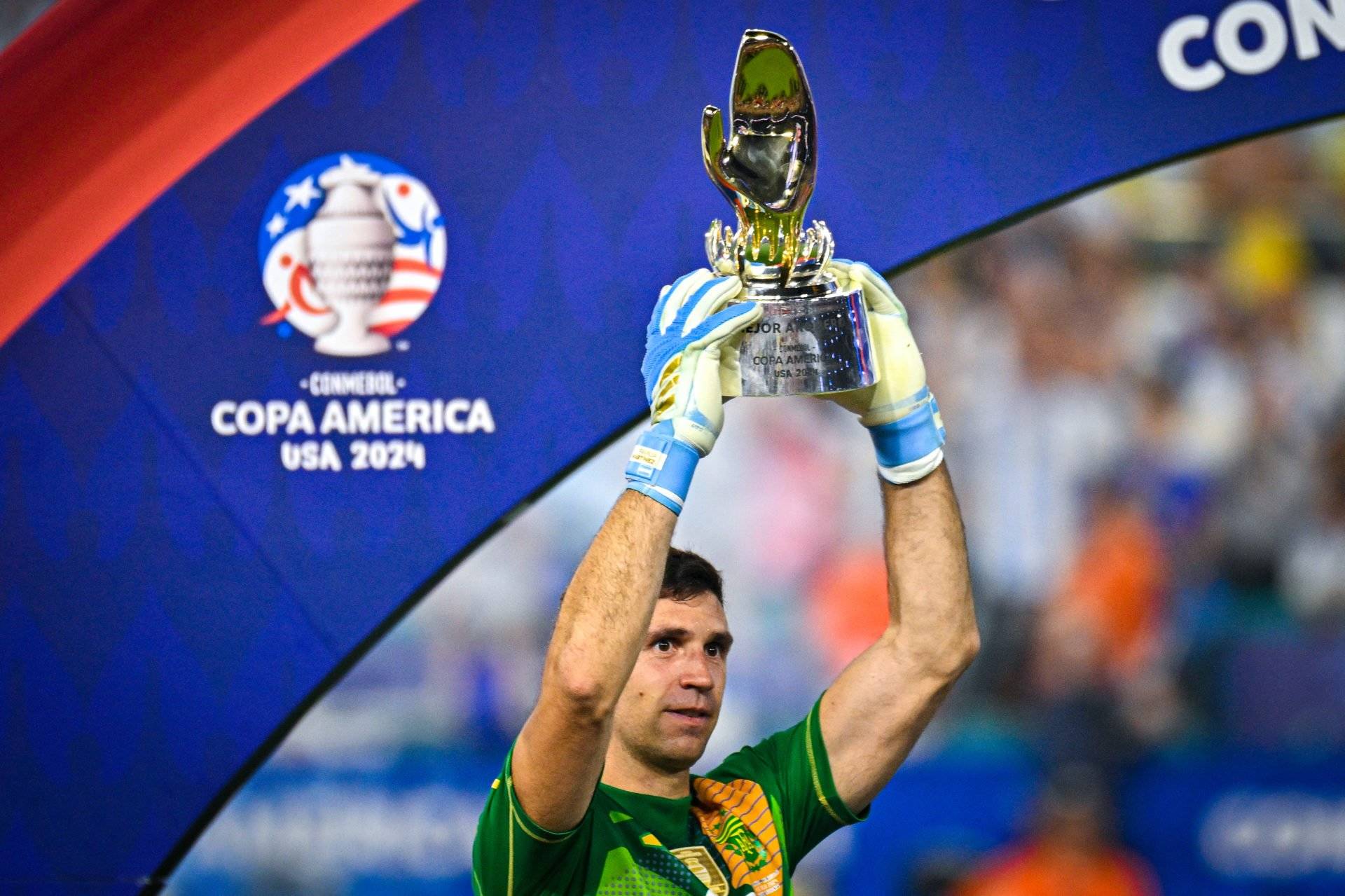 Emiliano Martinez issues a four-word reaction as Viljami Sinisalo joins ‘massive club’ Celtic