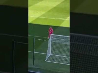 Kasper Schmeichel Celebrates Celtic Goal With The Fans #celtic #celticfc #football #spfl #hibs