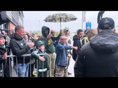 CELTIC TEAM BUS ARRIVING BEFORE THE ST MIRREN v CELTIC GAME!!!