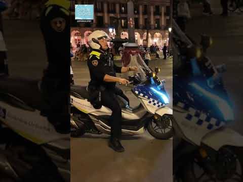 SLANEY HAS A KICK ABOUT WITH BARCELONA LOCALS ON LAS RAMBLAS #football #barca #barcelona