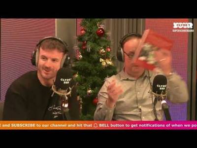 ðŸŽ Andy Halliday’s MUM gets Roger Hannah a Christmas present