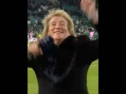 Rod Stewart Gets WILD at paradise After A Few Shandy’s
