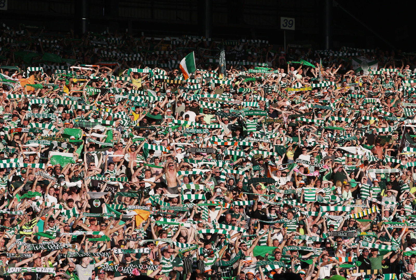 Watch and listen as YNWA fills the Glasgow skyline