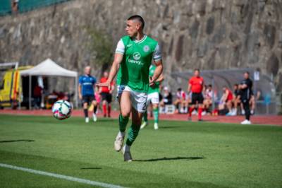 ‘I was blowing’ – The two Celtic stars who present Hibs defender Lewis Miller with ‘favourite’ challenge