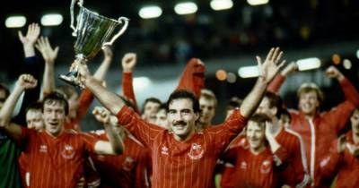 Aberdeen’s Gothenburg Greats receive special gift as Clive Tyldesley pays unique tribute to the side who ruled Europe