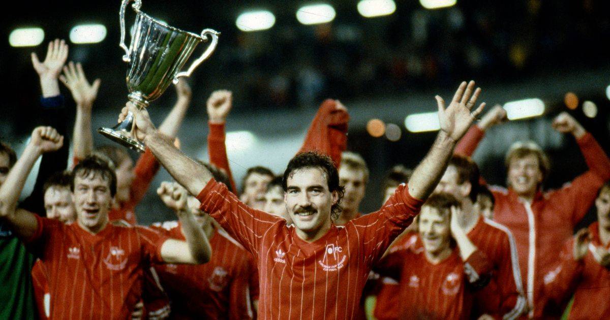Aberdeen’s Gothenburg Greats receive special gift as Clive Tyldesley pays unique tribute to the side who ruled Europe