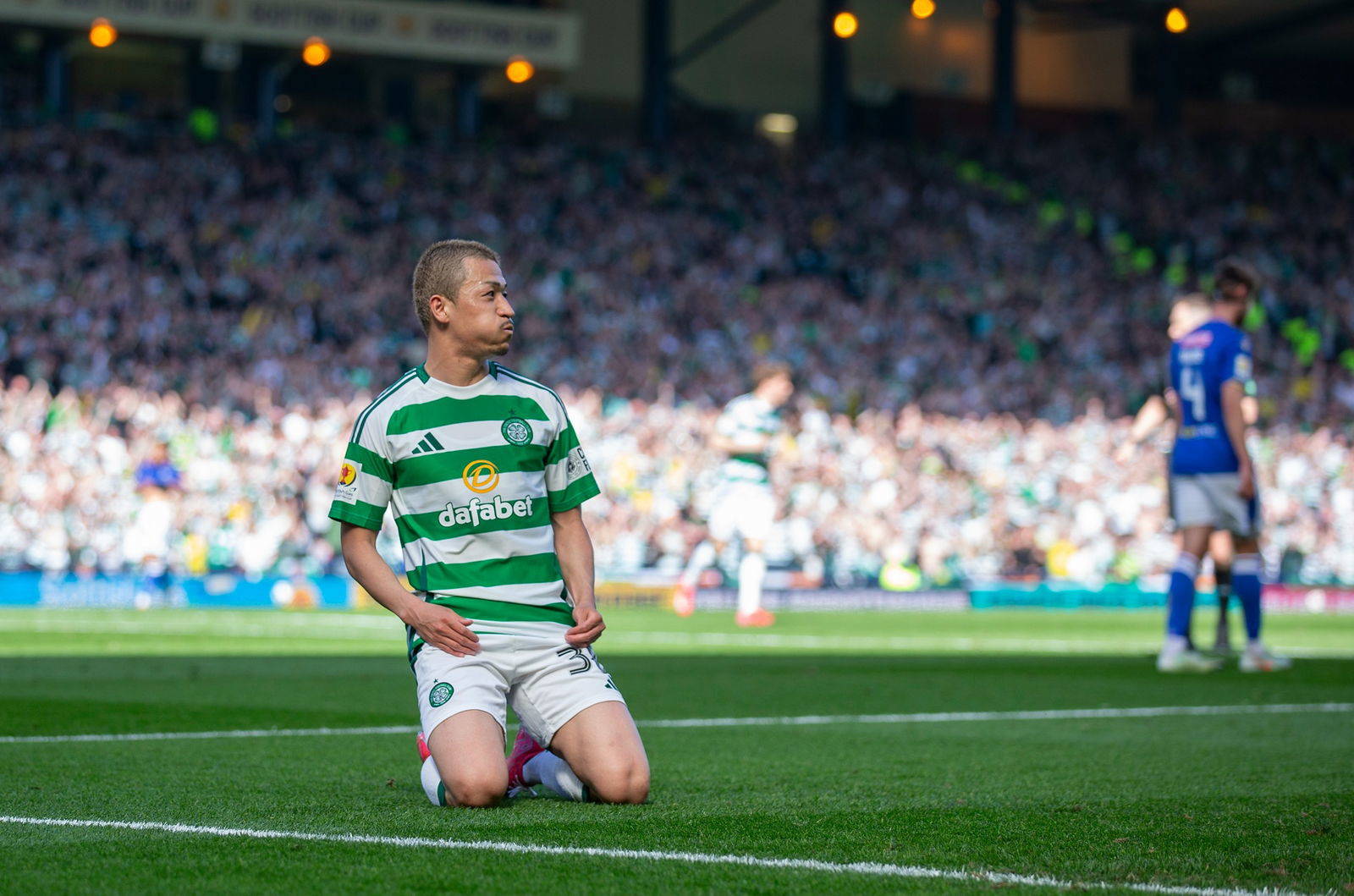 Video: Maeda’s Brilliant Reaction to Tangerine Protest at Tannadice