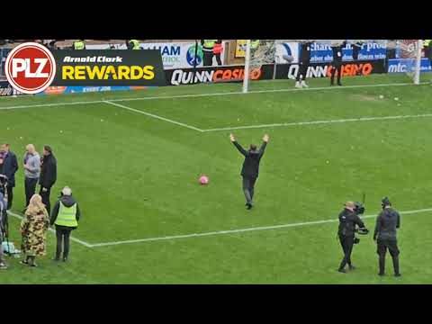 ⚽️ WATCH I Brendan Rodgers celebrates title win with a kick about with the Celtic fans