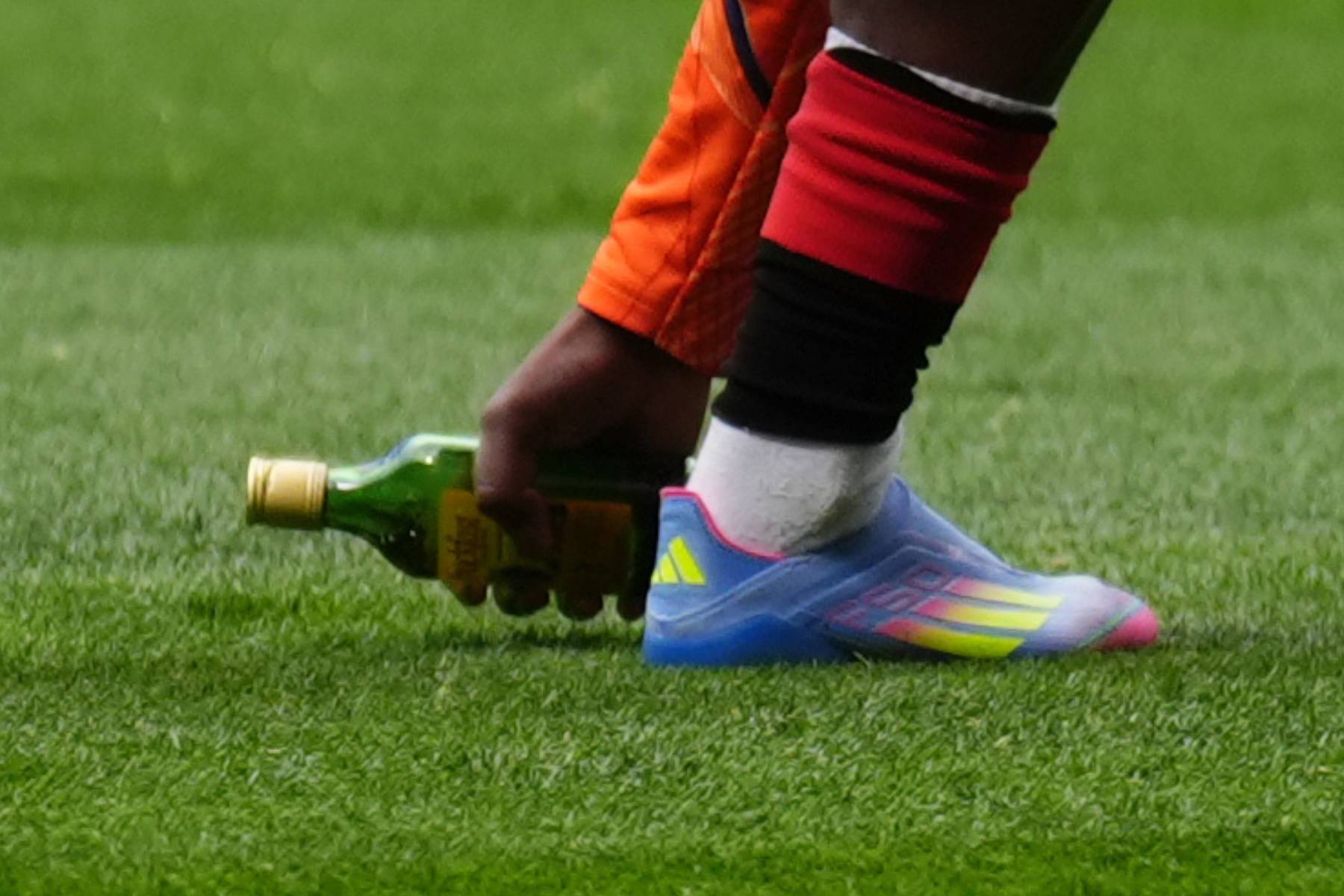 Rangers issue statement after Celtic keeper Sinisalo targeted with glass bottle
