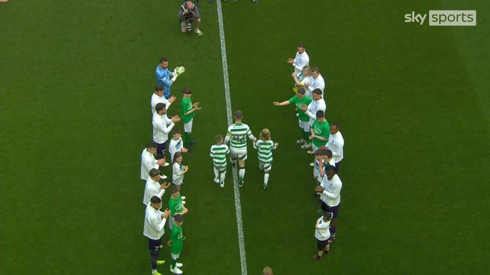 Hibs give champions Celtic guard of honour