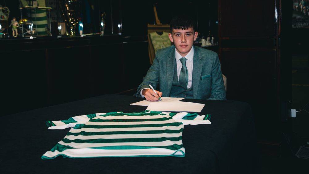 Liam Kennedy pens first professional contract with Celtic