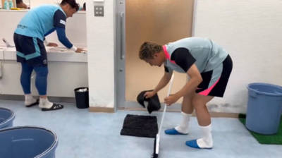 Watch classy moment Daizen Maeda cleans facilities before training with ex-club