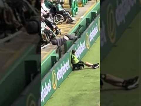 Celtic Pitch Invader Takes Flag Then Face Plants The Barrier? #celticfc #manutd #football #legends