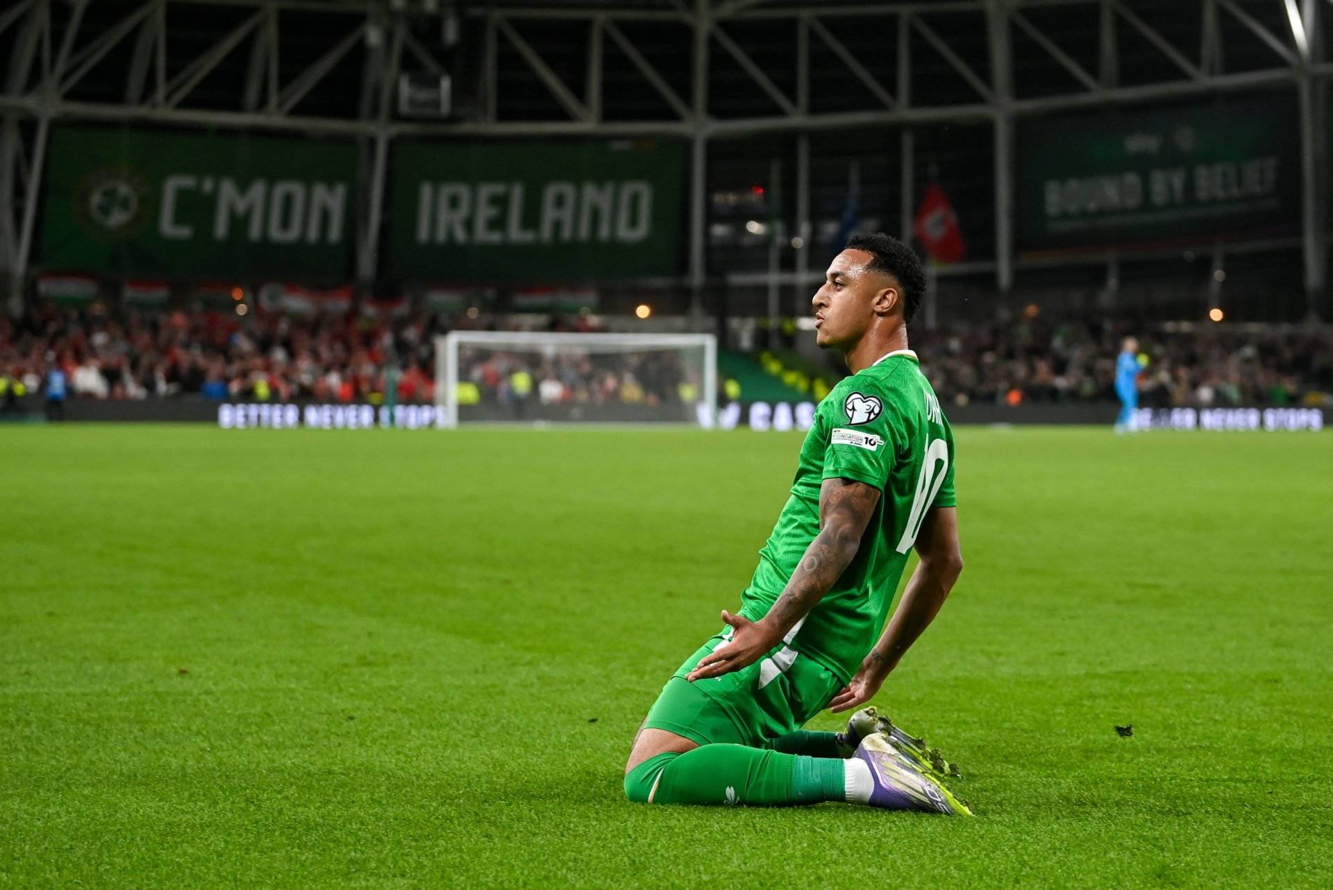 Celtic fans make their feelings clear after Adam Idah scores for the Republic of Ireland vs Hungary