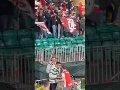 Great Moment Celtic & Braga Fans Swap Jerseys #celticfc #celticfans #braga #europaleague #scbraga
