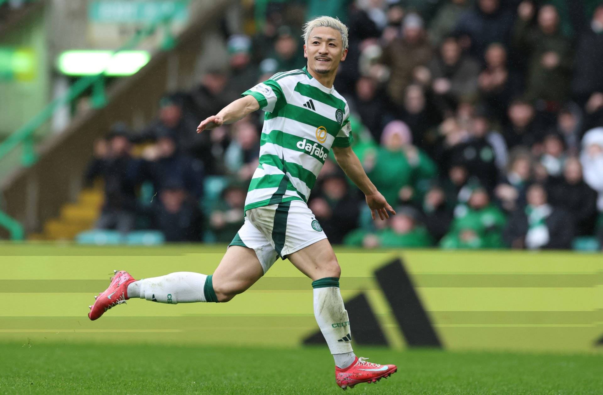 Chris Sutton reacts to Daizen Maeda’s winner for Celtic vs Motherwell, then jibes at Rangers