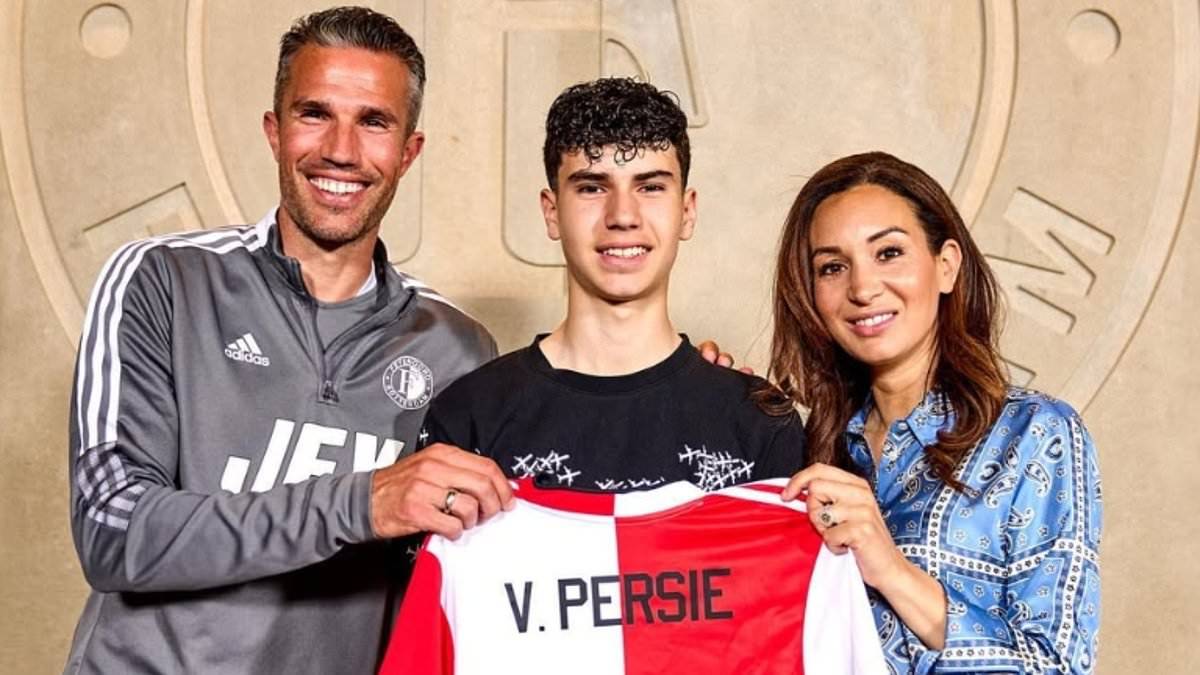 Robin van Persie, antiguo héroe del Manchester United, hace debutar a su hijo en el Feyenoord en un momento ‘especial’, ¡a pesar de tacharle de ‘perdedor’!