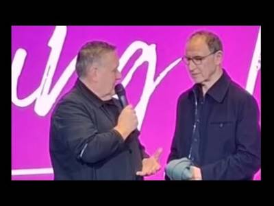 Peter Martin & Martin O’Neill On Stage At The John Hartson Charity Night 😂