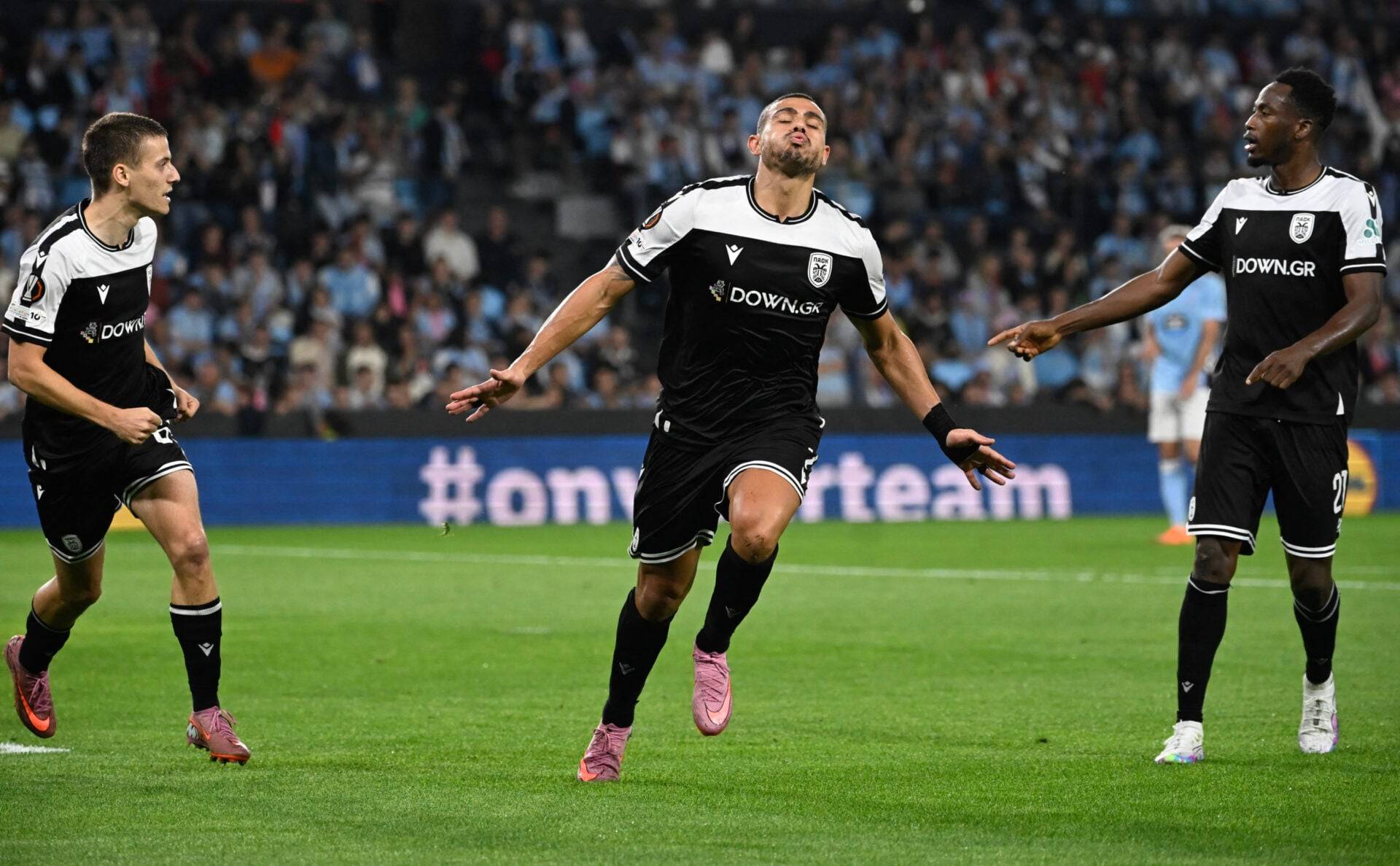 New twist in race for Celtic favourite Giorgos Giakoumakis as continental giants launch bid