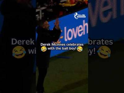 Derek McInnes celebrates with ball boy 🙌