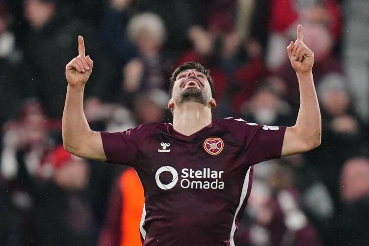 Hearts held by 10-man Celtic as Rangers close in