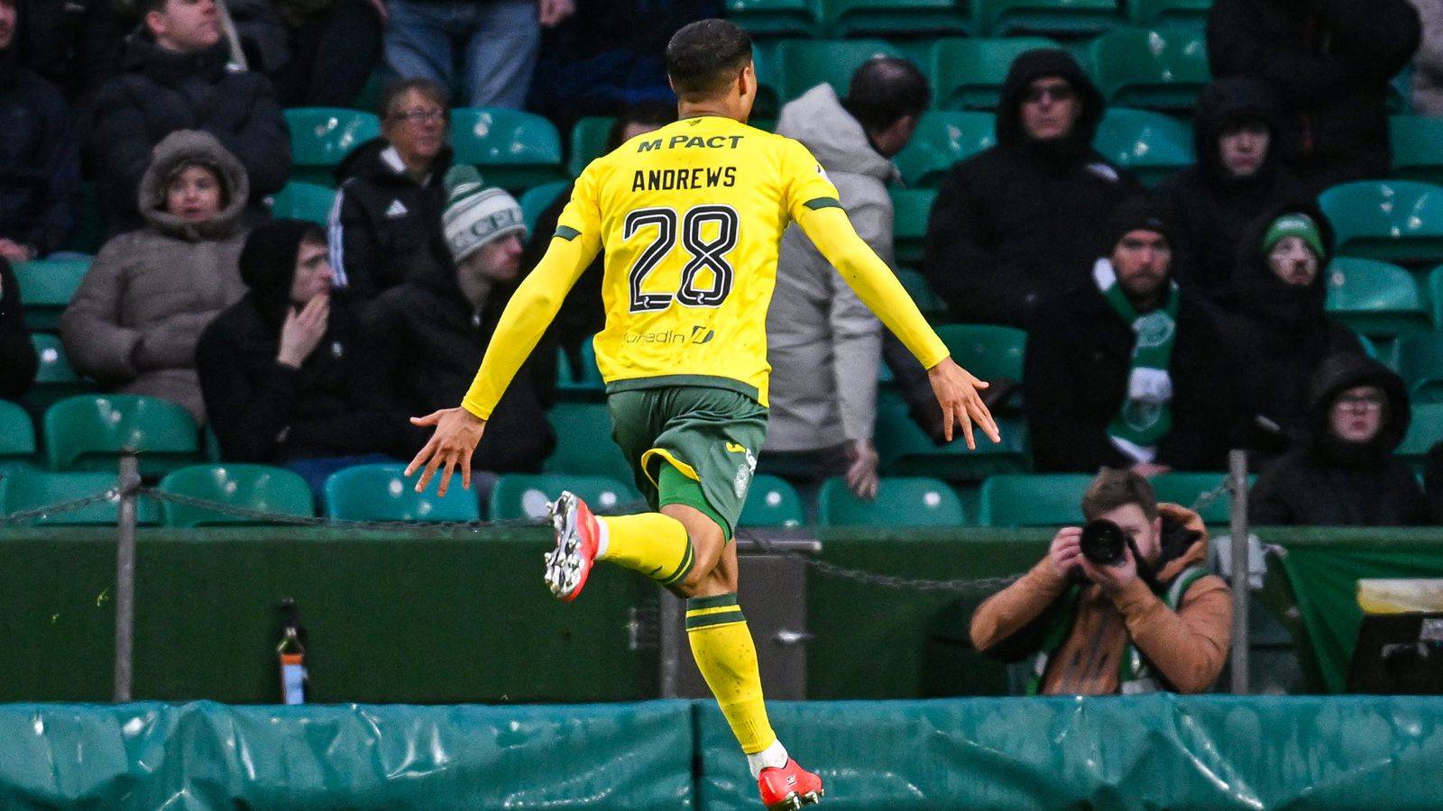 Hibs inflict O’Neill’s first domestic defeat as Celtic drop points in title race