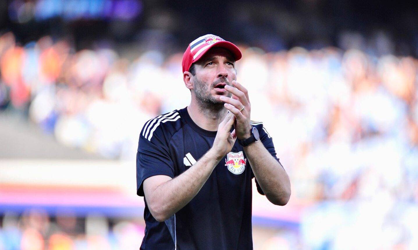 Former New York Red Bulls head coach jets into Aberdeen for managerial talks