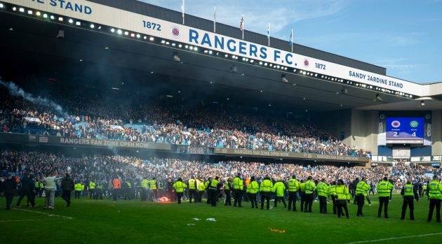 Dangerous overcrowding, prolonged containment, crush-like conditions