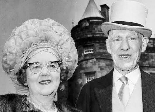 Who was the Lady who unfurled the League flag at Paradise?