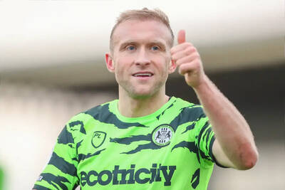 Former Celtic Midfielder Issues Title Warning As Green Brigade Return