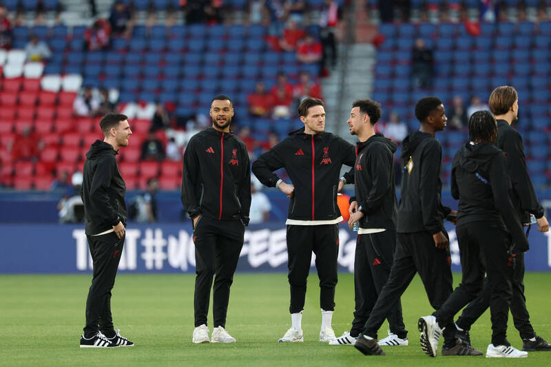 Transfer race ramps up for Celtic target as club legend bids emotional farewell after nine years