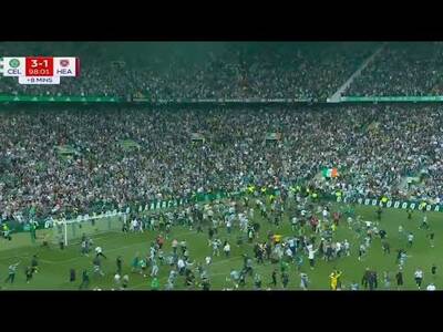 OFFICIAL Last 15 Minutes, Celebrations & Pitch Invasion As Celtic WIN THE TITLE | Celtic 3-1 Hearts