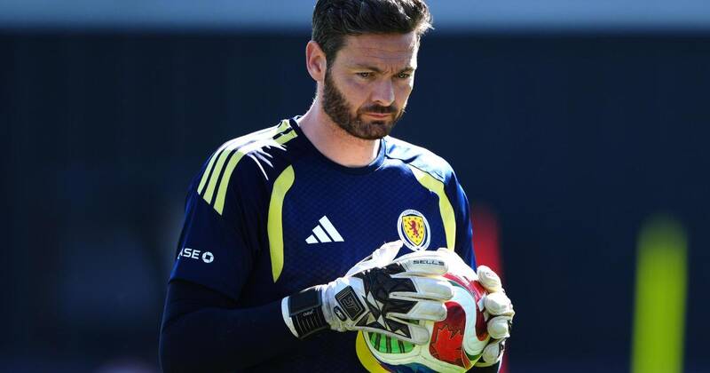 Craig Gordon Celtic ‘injustice’ potshot sees Hearts star lock down post