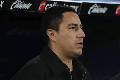 Opinion: Efraín Juárez’s Managerial Success Makes Celtic Link Intriguing