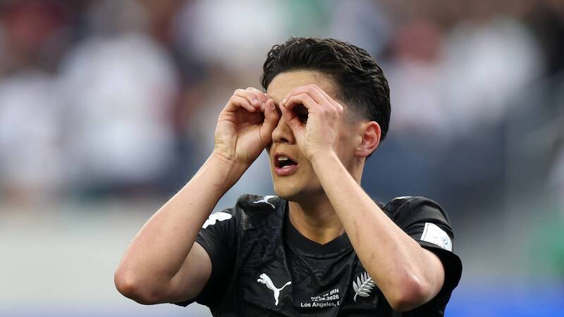 ‘Celtic should’ve’ &ndash; Chris Sutton can’t believe Bhoys hesitancy over ‘tremendous’ target