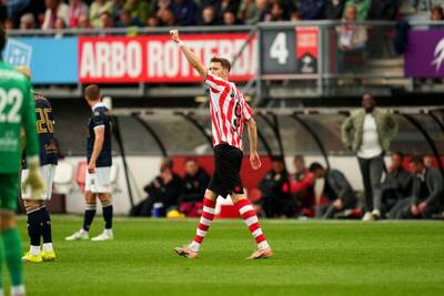 Celtic Interested in 6’ 4″ Free Agent Striker