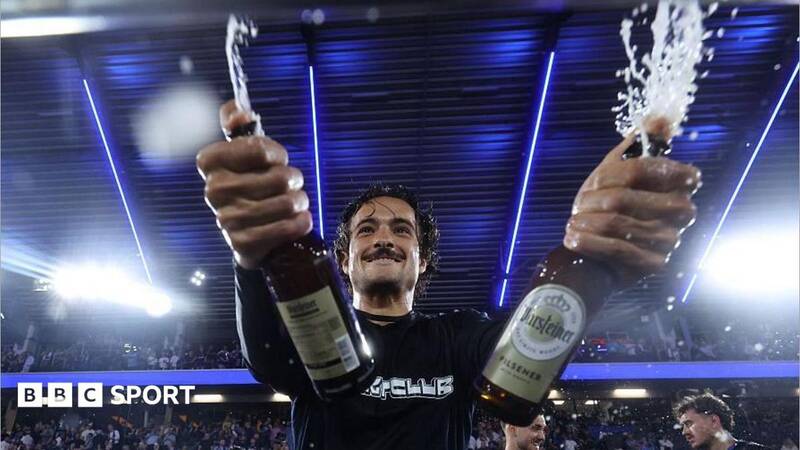 Celtic buy midfielder Baur from Paderborn