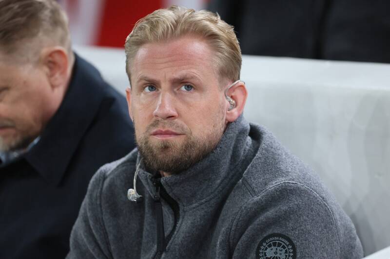 Kasper Schmeichel tells Viljami Sinisalo what to do as Celtic look to sign a new goalkeeper