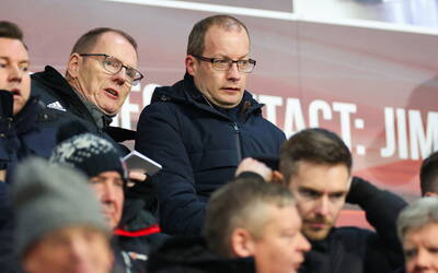 Assistant Referee Dougie Potter caught acting like a fan with Celtic offside decision